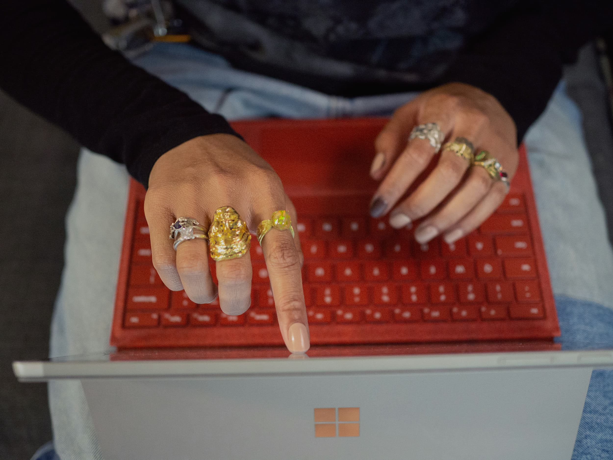 oréva jewelry making process, soft focus